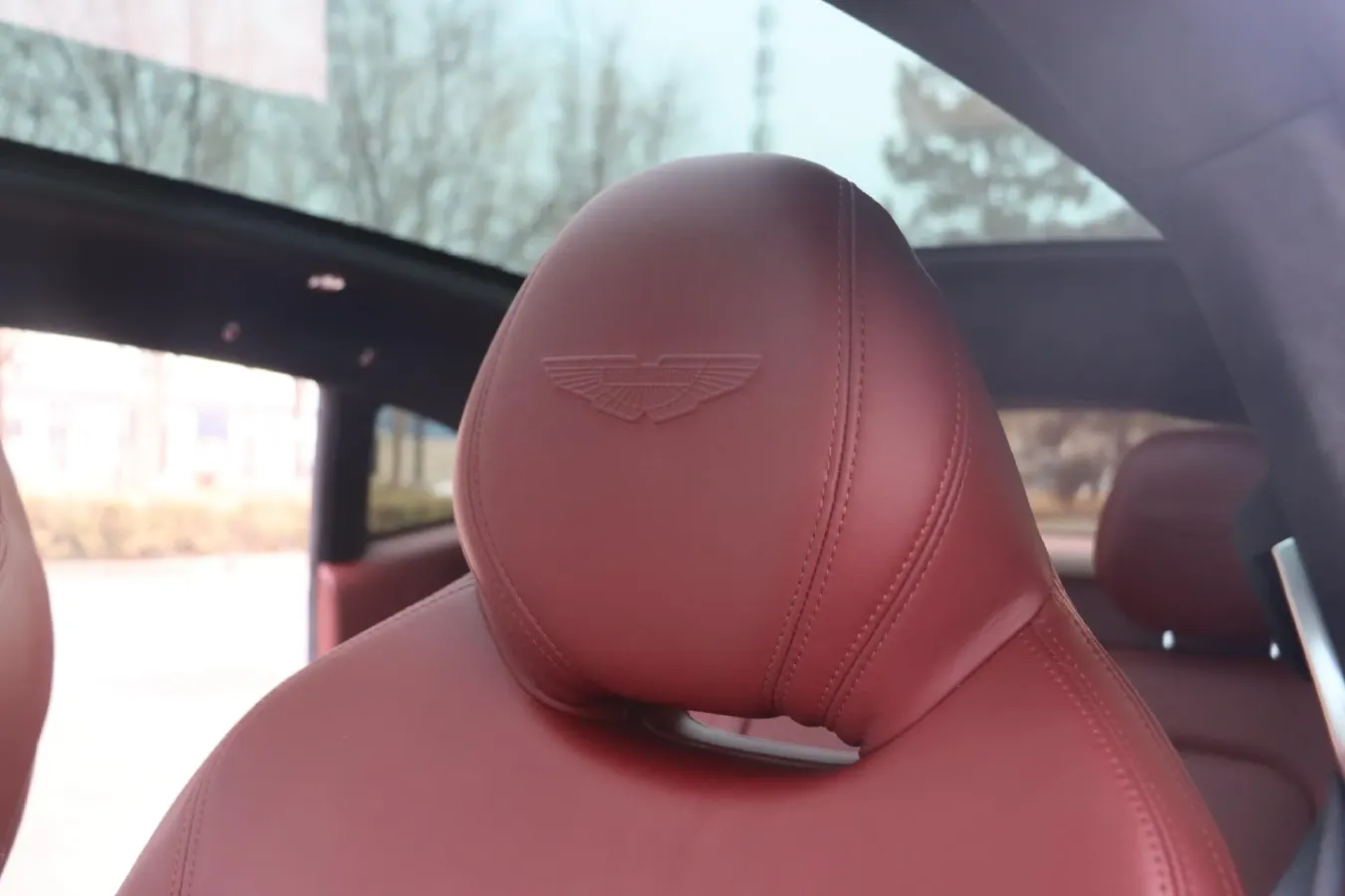 2022 Aston Martin DBX 4.0T 550HP V8 9AT,autocango,china used car exporter,china ev exporter,chinese used car exporter,chinese used ev exporter