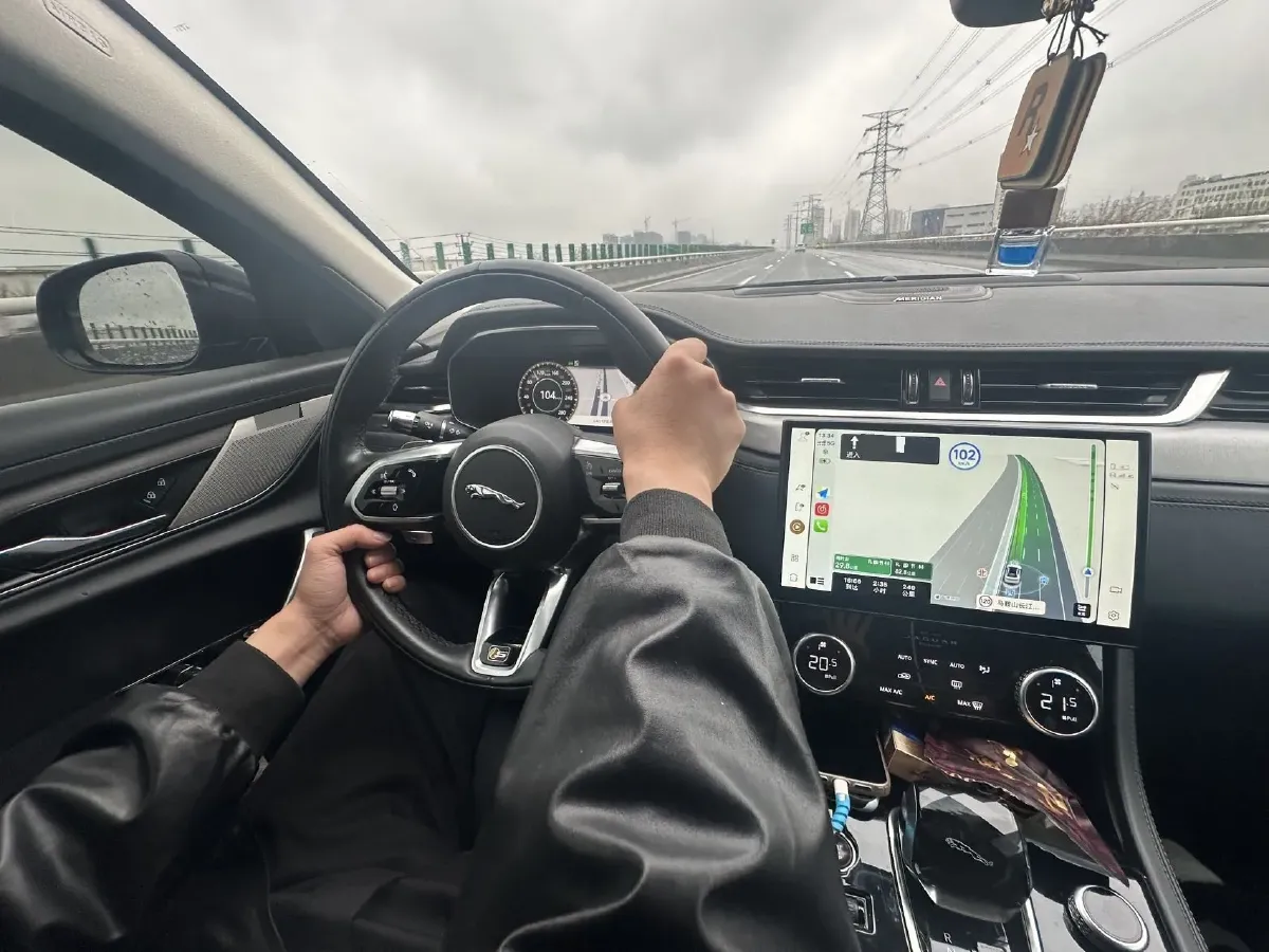 2022 Jaguar XFL 2.0T 200HP L4 8AT,autocango,china used car exporter,china ev exporter,chinese used car exporter,chinese used ev exporter