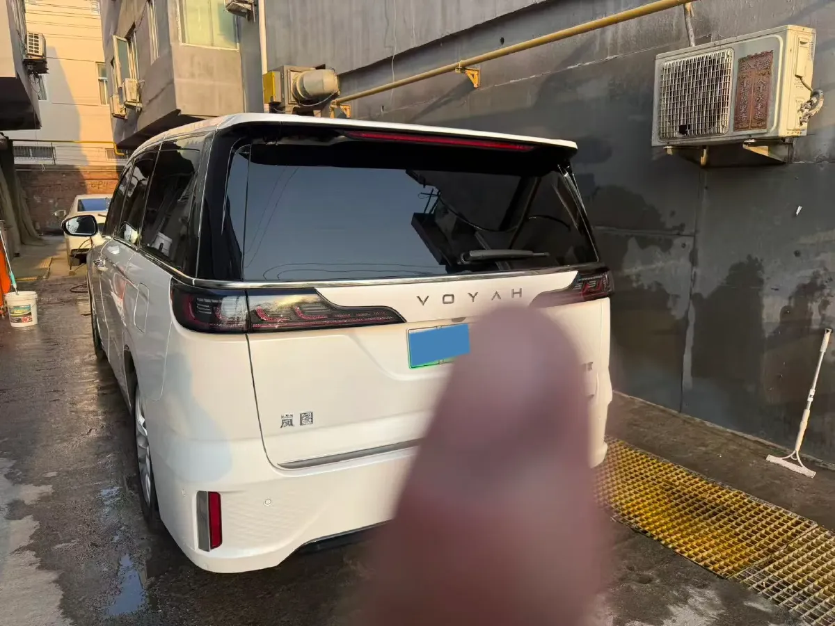 2024 Voyah Dream 1.5T 150HP L4 PHEV 43KWH,autocango,china used car exporter,china ev exporter,chinese used car exporter,chinese used ev exporter