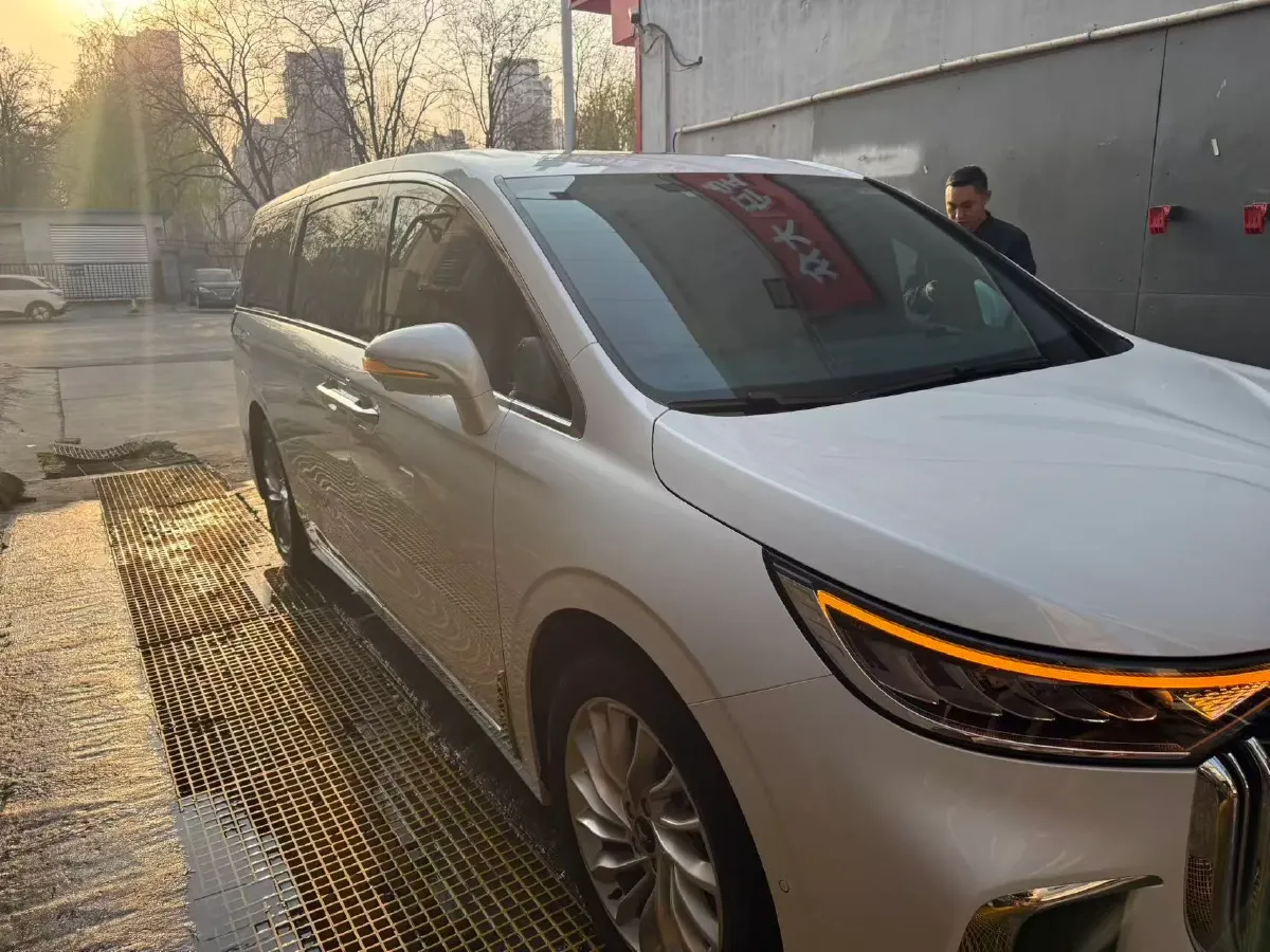 2024 Voyah Dream 1.5T 150HP L4 PHEV 43KWH,autocango,china used car exporter,china ev exporter,chinese used car exporter,chinese used ev exporter