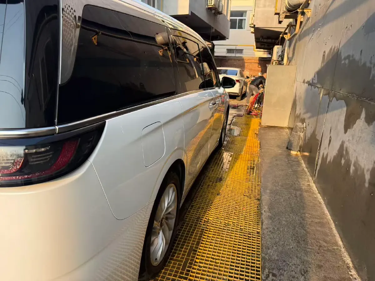 2024 Voyah Dream 1.5T 150HP L4 PHEV 43KWH,autocango,china used car exporter,china ev exporter,chinese used car exporter,chinese used ev exporter