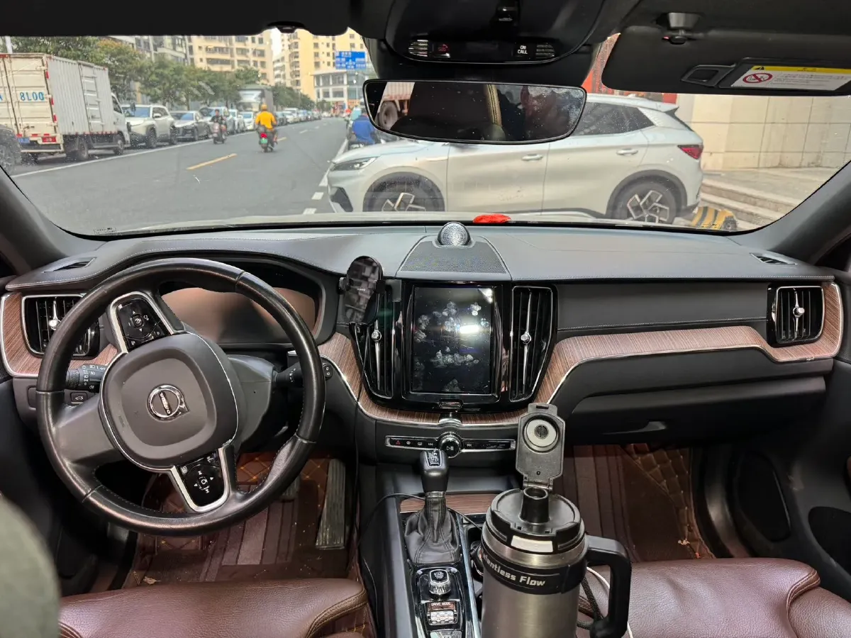 2021 Volvo XC60 2.0T 250HP L4 8AT,autocango,china used car exporter,china ev exporter,chinese used car exporter,chinese used ev exporter