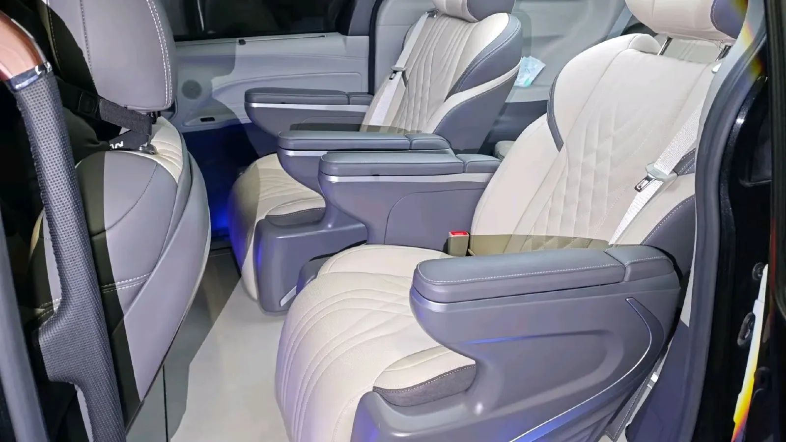 2023 Toyota Sienna 2.5L 189HP L4 E-CVT Hybrid,autocango,china used car exporter,china ev exporter,chinese used car exporter,chinese used ev exporter