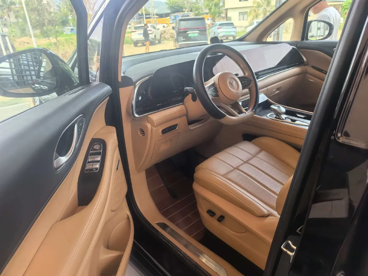 2024 Voyah Dream 1.5T 150HP L4 PHEV 43KWH,autocango,china used car exporter,china ev exporter,chinese used car exporter,chinese used ev exporter