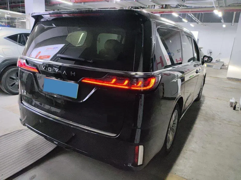 2024 Voyah Dream 1.5T 150HP L4 PHEV 43KWH,autocango,china used car exporter,china ev exporter,chinese used car exporter,chinese used ev exporter