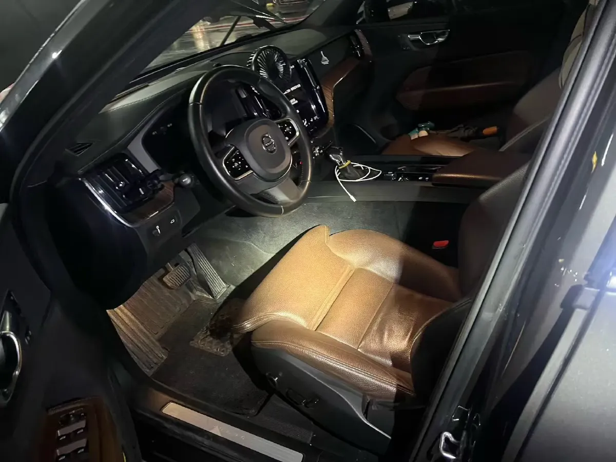 2021 Volvo XC60 2.0T 250HP L4 8AT,autocango,china used car exporter,china ev exporter,chinese used car exporter,chinese used ev exporter