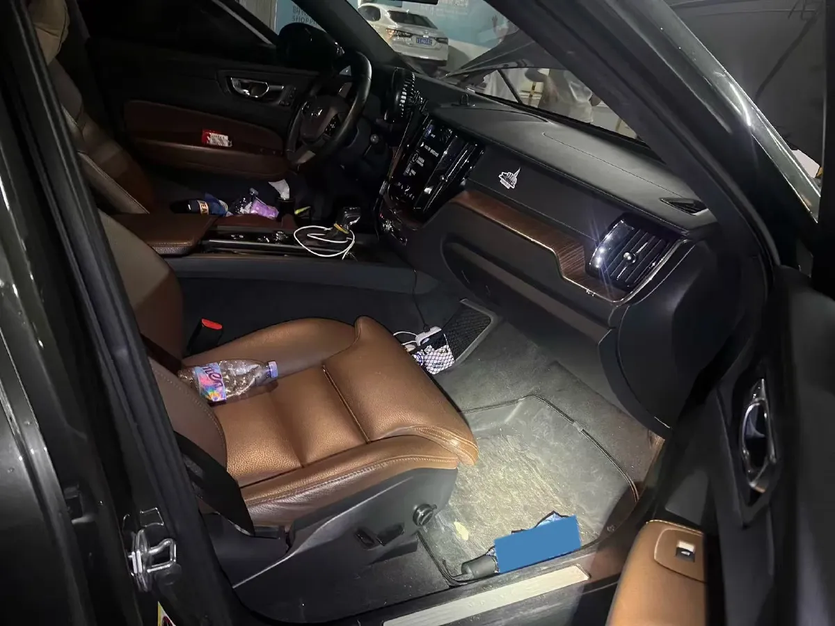 2021 Volvo XC60 2.0T 250HP L4 8AT,autocango,china used car exporter,china ev exporter,chinese used car exporter,chinese used ev exporter