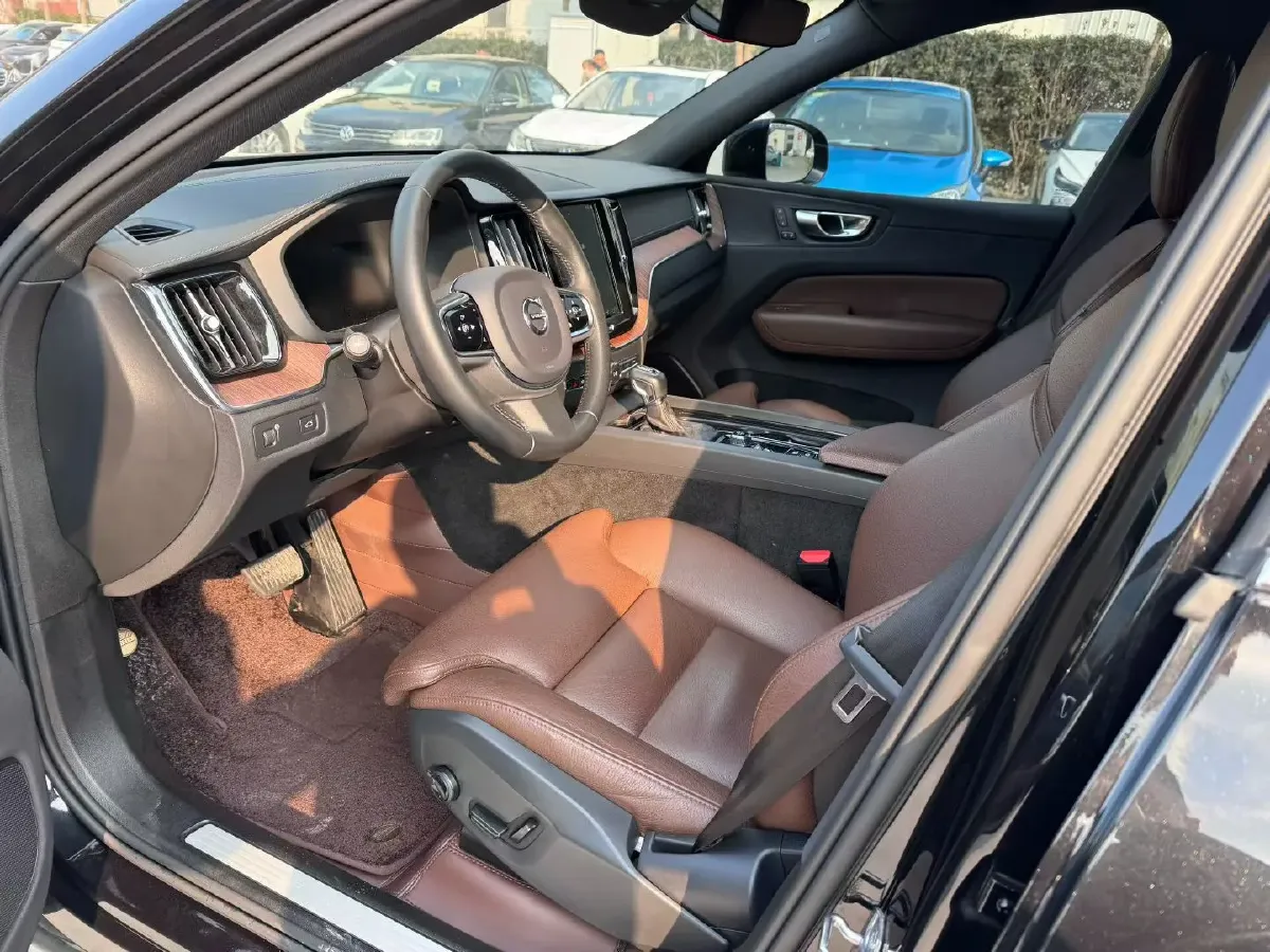 2021 Volvo XC60 2.0T 250HP L4 8AT,autocango,china used car exporter,china ev exporter,chinese used car exporter,chinese used ev exporter