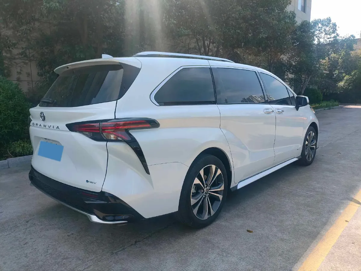 2024 Toyota Granvia 2.5L 189HP L4 E-CVT Hybrid,autocango,china used car exporter,china ev exporter,chinese used car exporter,chinese used ev exporter