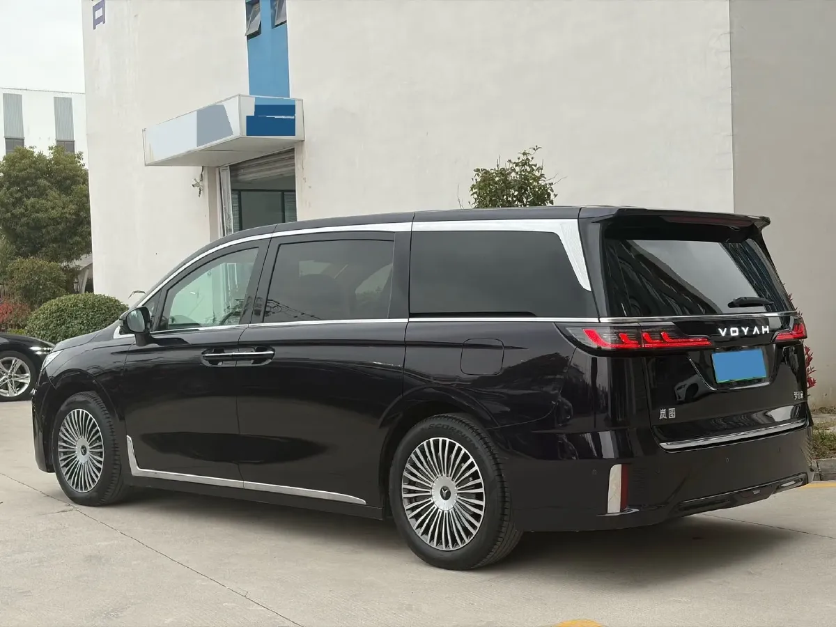 2024 Voyah Dream 1.5T 150HP L4 PHEV 43KWH,autocango,china used car exporter,china ev exporter,chinese used car exporter,chinese used ev exporter