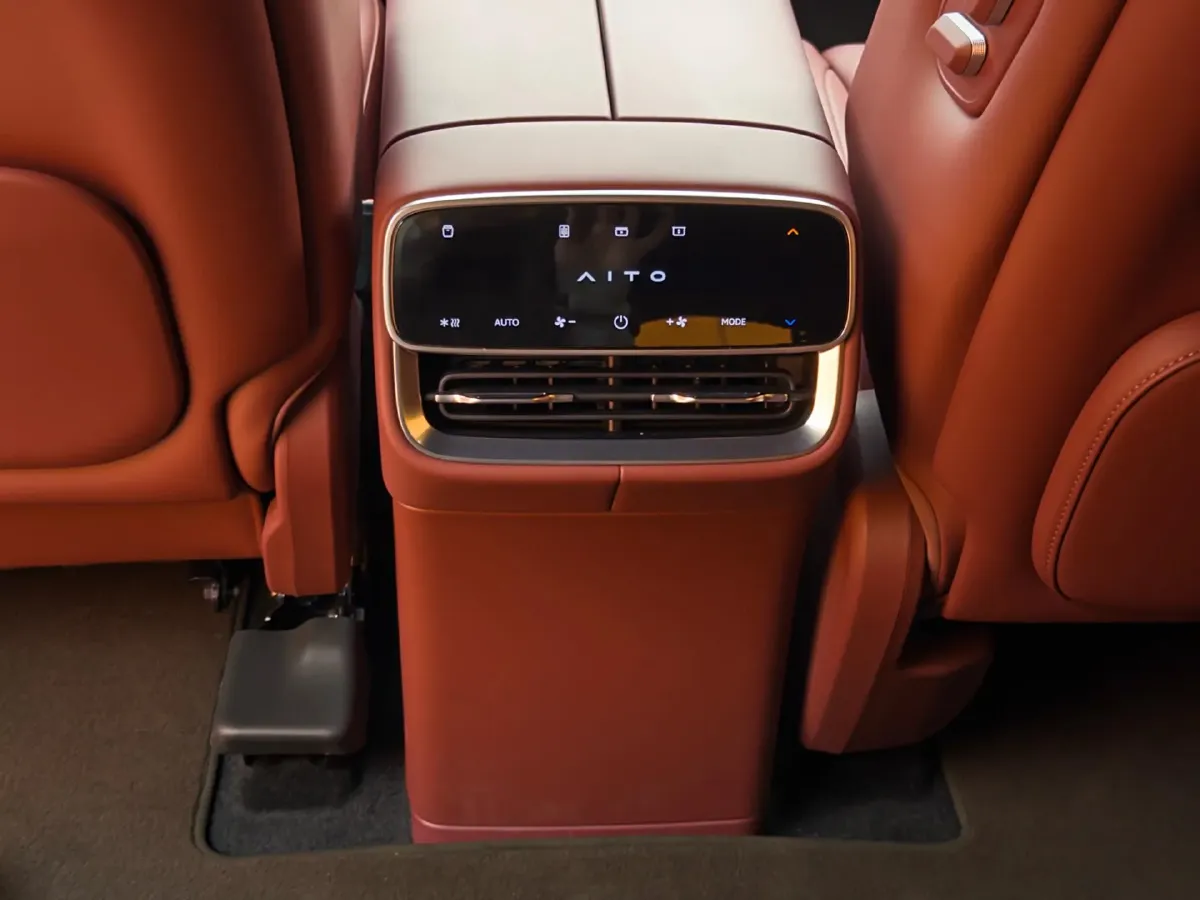 2025 AITO AITO M8 REEV 160HP REEV 53.4KWH,autocango,china used car exporter,china ev exporter,chinese used car exporter,chinese used ev exporter