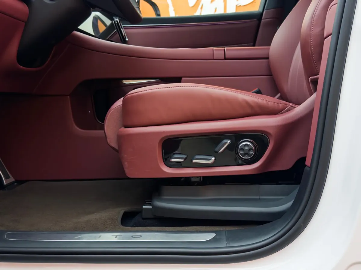 2025 AITO AITO M8 REEV 160HP REEV 53.4KWH,autocango,china used car exporter,china ev exporter,chinese used car exporter,chinese used ev exporter