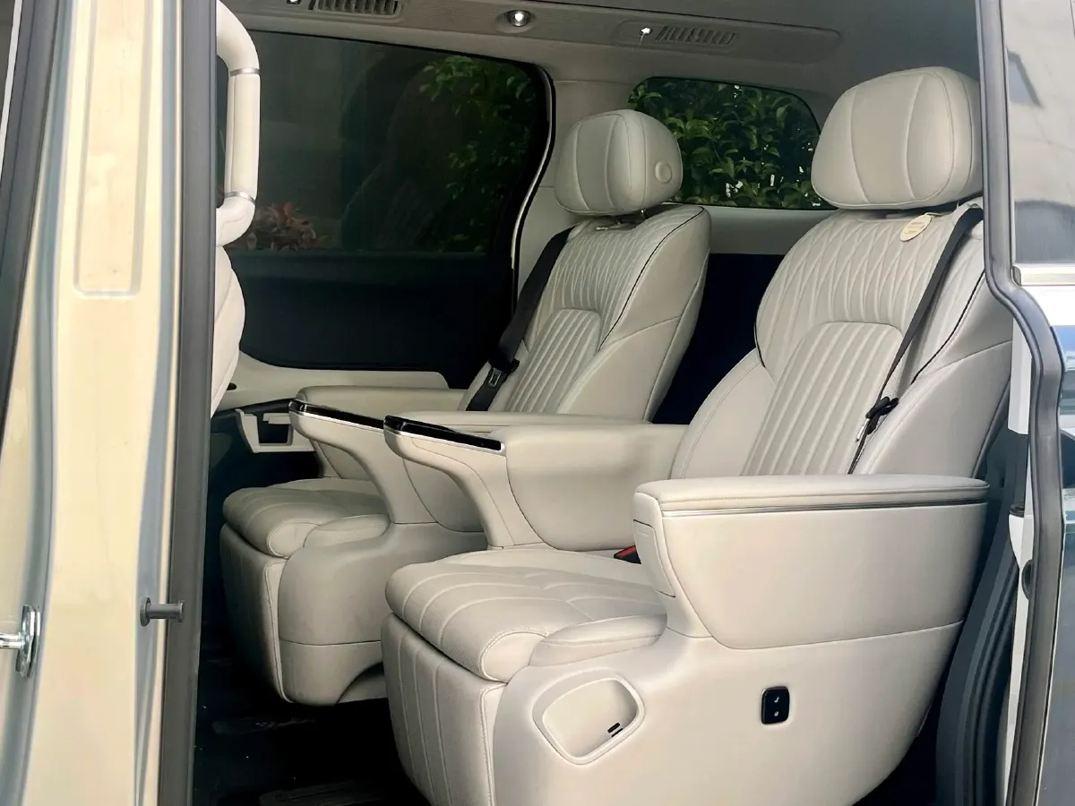 2025 Voyah Dream 1.5T 150HP L4 PHEV 41.7KWH,autocango,china used car exporter,china ev exporter,chinese used car exporter,chinese used ev exporter