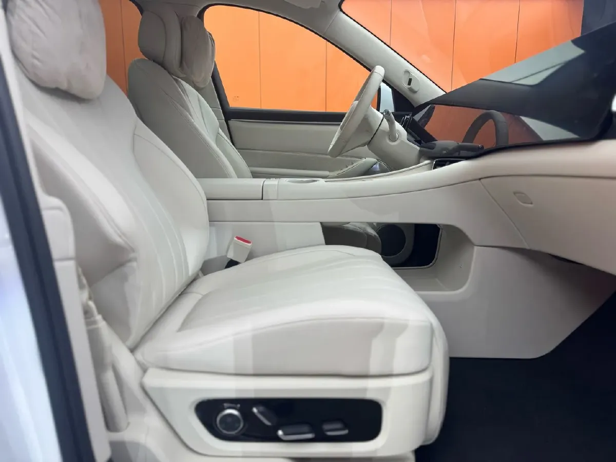 2025 AITO AITO M8 REEV 160HP REEV 53.4KWH,autocango,china used car exporter,china ev exporter,chinese used car exporter,chinese used ev exporter