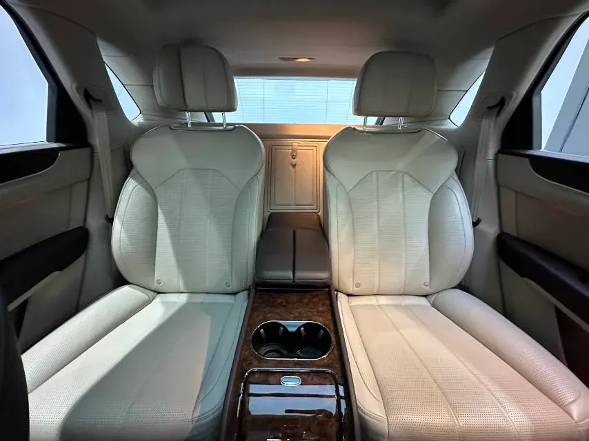 2021 Bentley Bentayga 4.0T 550HP V8 8AT,autocango,china used car exporter,china ev exporter,chinese used car exporter,chinese used ev exporter