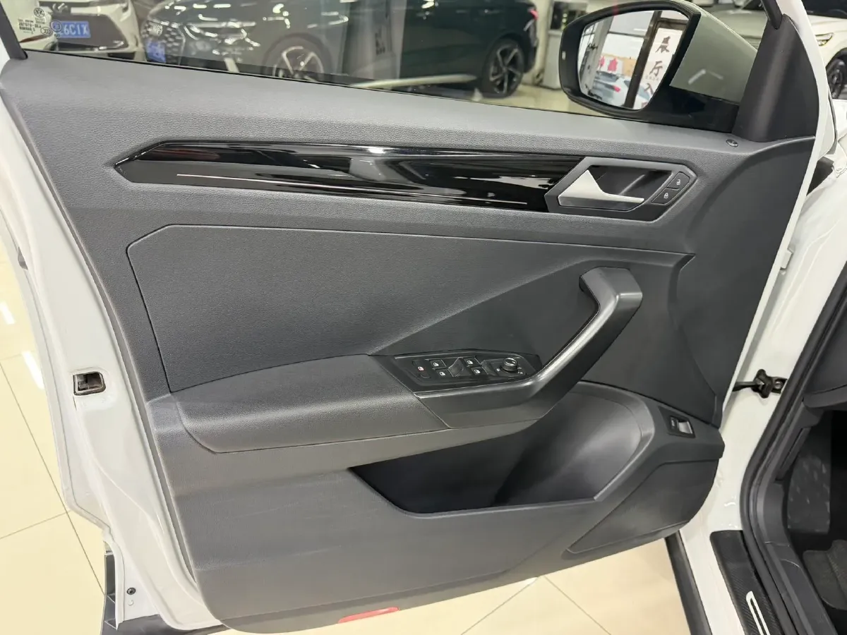 2022 Volkswagen T-Roc 1.4T 150HP L4 7DCT,autocango,china used car exporter,china ev exporter,chinese used car exporter,chinese used ev exporter