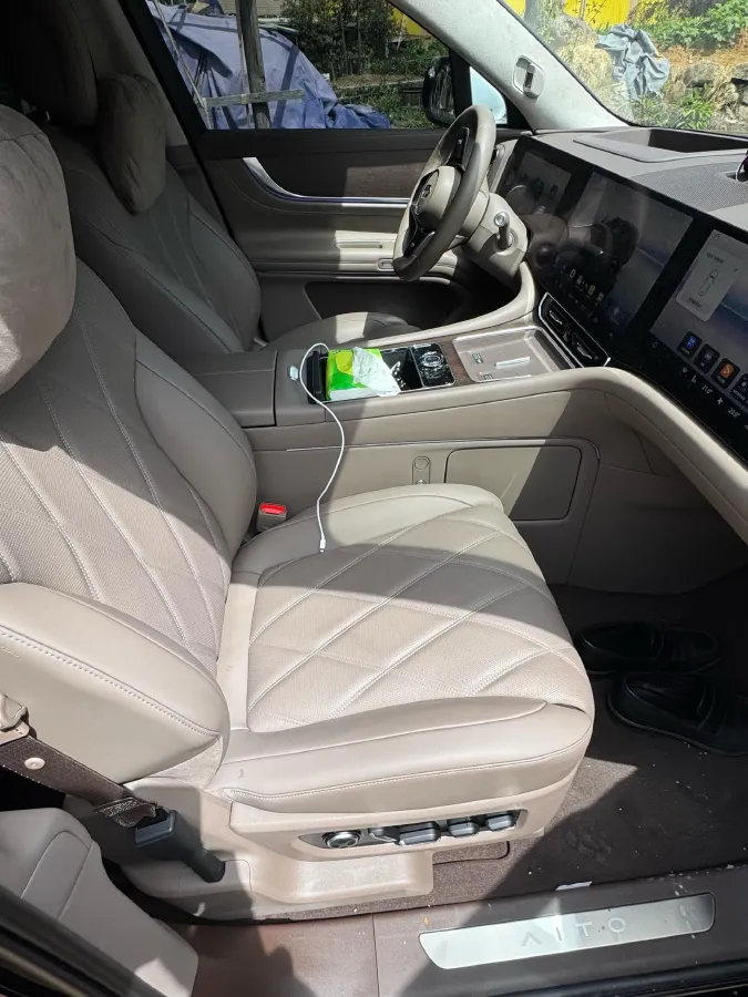 2025 AITO AITO M9 REEV 160HP REEV 52KWH,autocango,china used car exporter,china ev exporter,chinese used car exporter,chinese used ev exporter