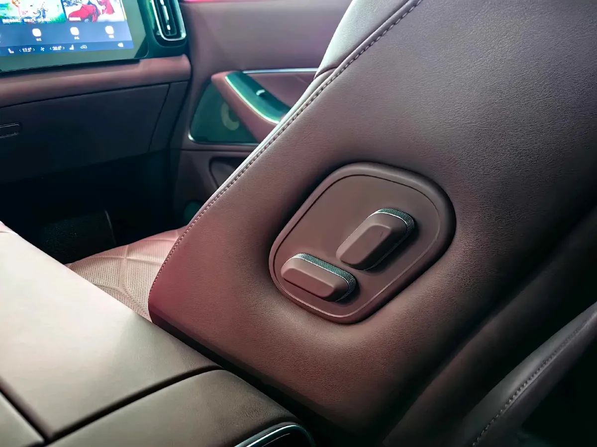 2025 AITO AITO M8 REEV 160HP REEV 53.4KWH,autocango,china used car exporter,china ev exporter,chinese used car exporter,chinese used ev exporter