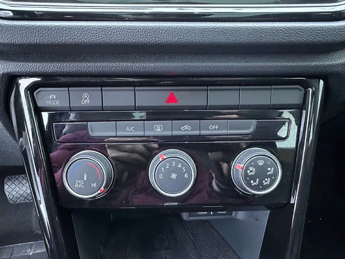 2022 Volkswagen T-Roc 1.4T 150HP L4 7DCT,autocango,china used car exporter,china ev exporter,chinese used car exporter,chinese used ev exporter