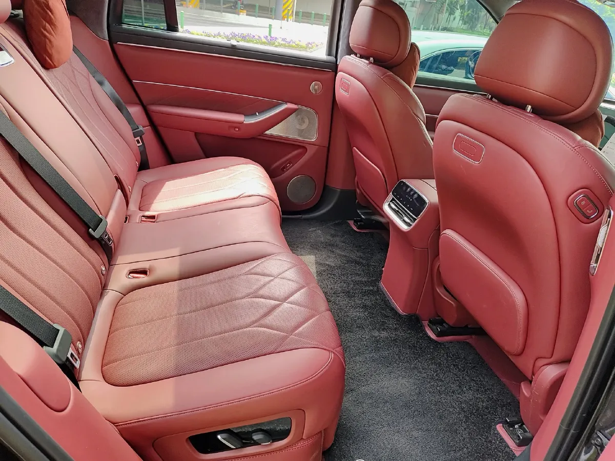 2025 AITO AITO M8 REEV 160HP REEV 53.4KWH,autocango,china used car exporter,china ev exporter,chinese used car exporter,chinese used ev exporter