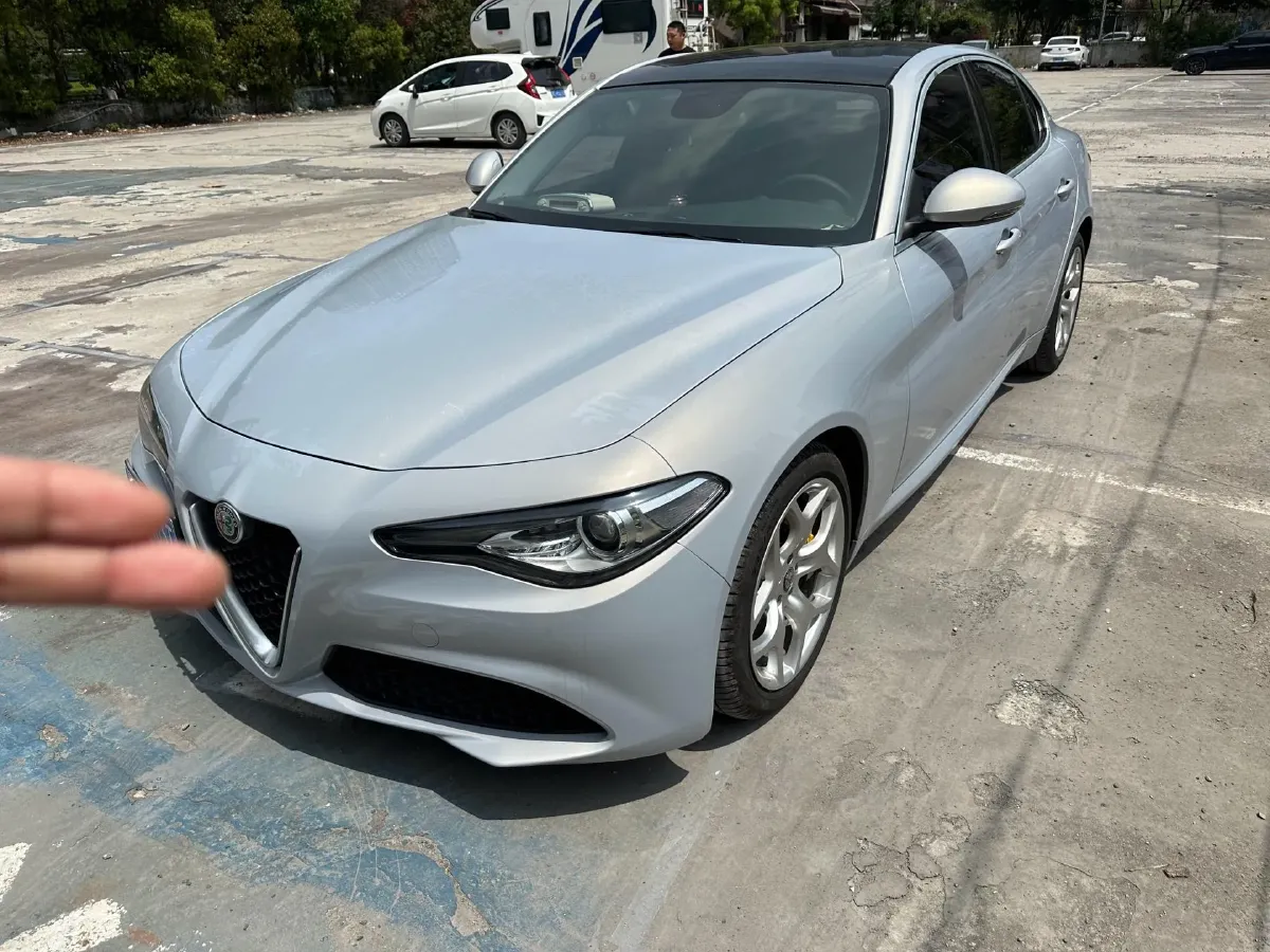 2020 Alfa Romeo Giulia 2.0T 280HP L4 8AT,autocango,china used car exporter,china ev exporter,chinese used car exporter,chinese used ev exporter