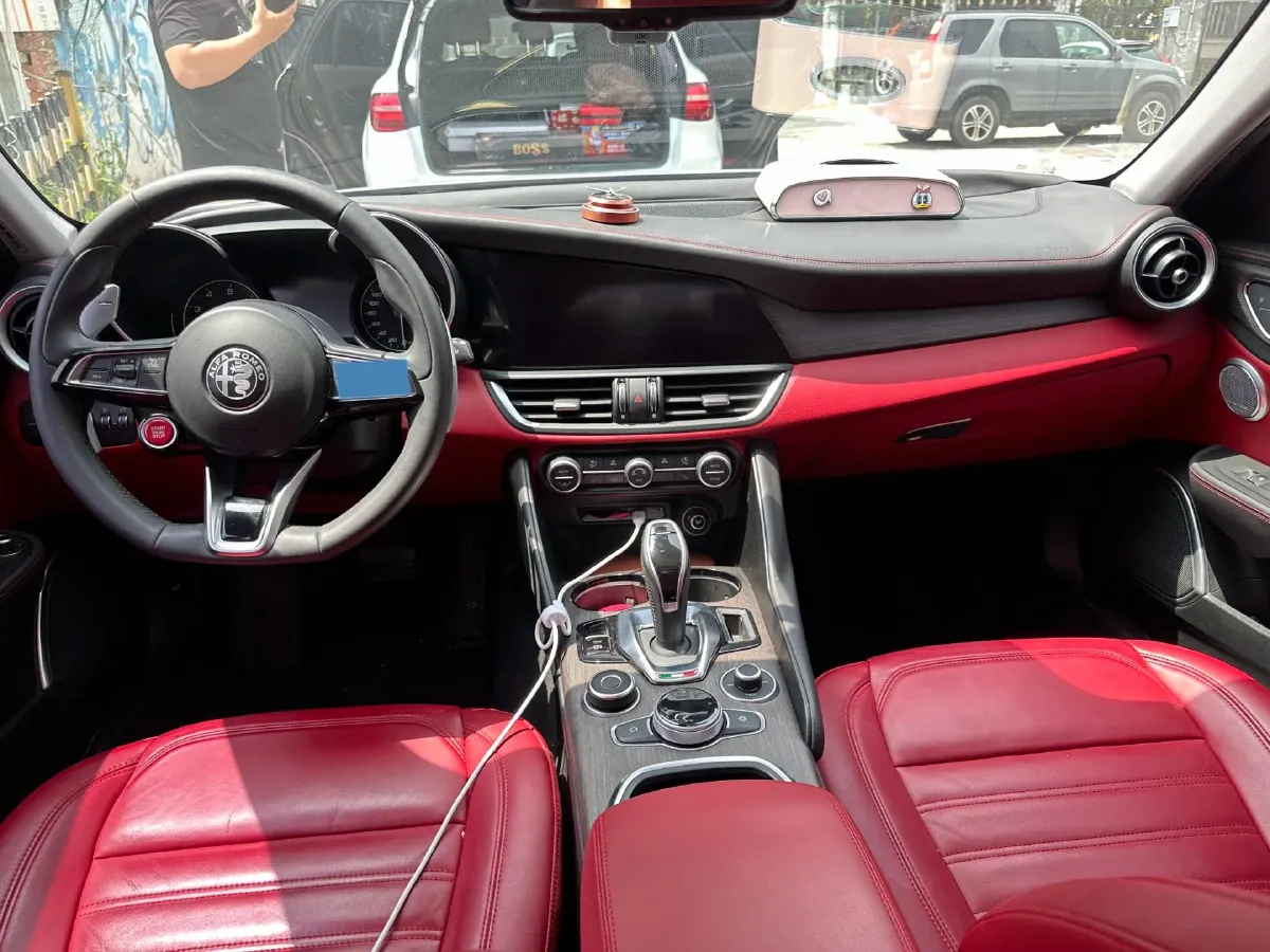 2020 Alfa Romeo Giulia 2.0T 280HP L4 8AT,autocango,china used car exporter,china ev exporter,chinese used car exporter,chinese used ev exporter