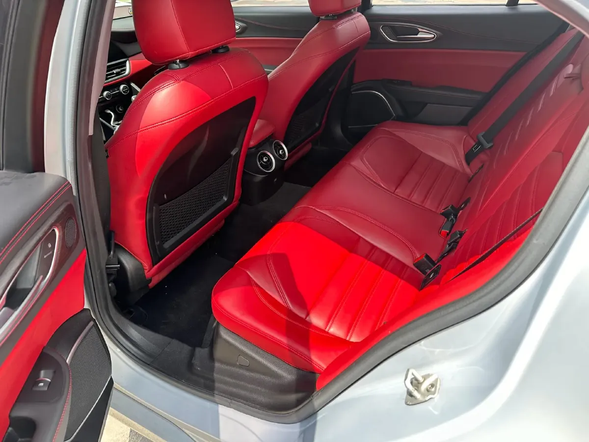 2020 Alfa Romeo Giulia 2.0T 280HP L4 8AT,autocango,china used car exporter,china ev exporter,chinese used car exporter,chinese used ev exporter