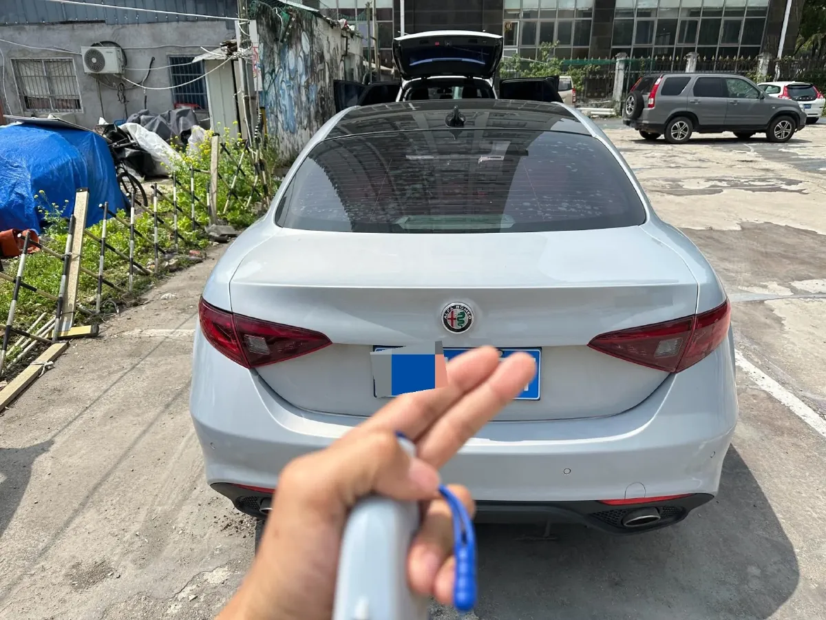 2020 Alfa Romeo Giulia 2.0T 280HP L4 8AT,autocango,china used car exporter,china ev exporter,chinese used car exporter,chinese used ev exporter