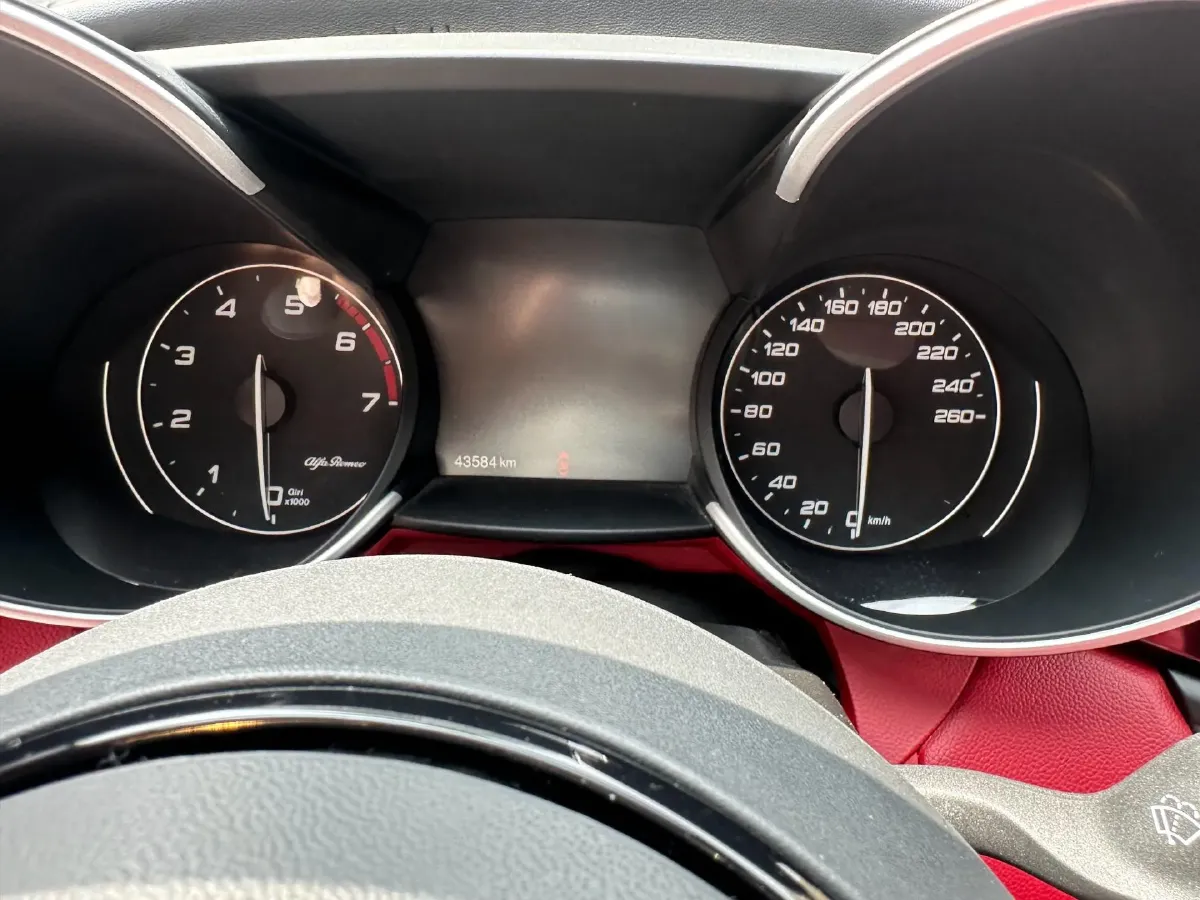 2020 Alfa Romeo Giulia 2.0T 280HP L4 8AT,autocango,china used car exporter,china ev exporter,chinese used car exporter,chinese used ev exporter