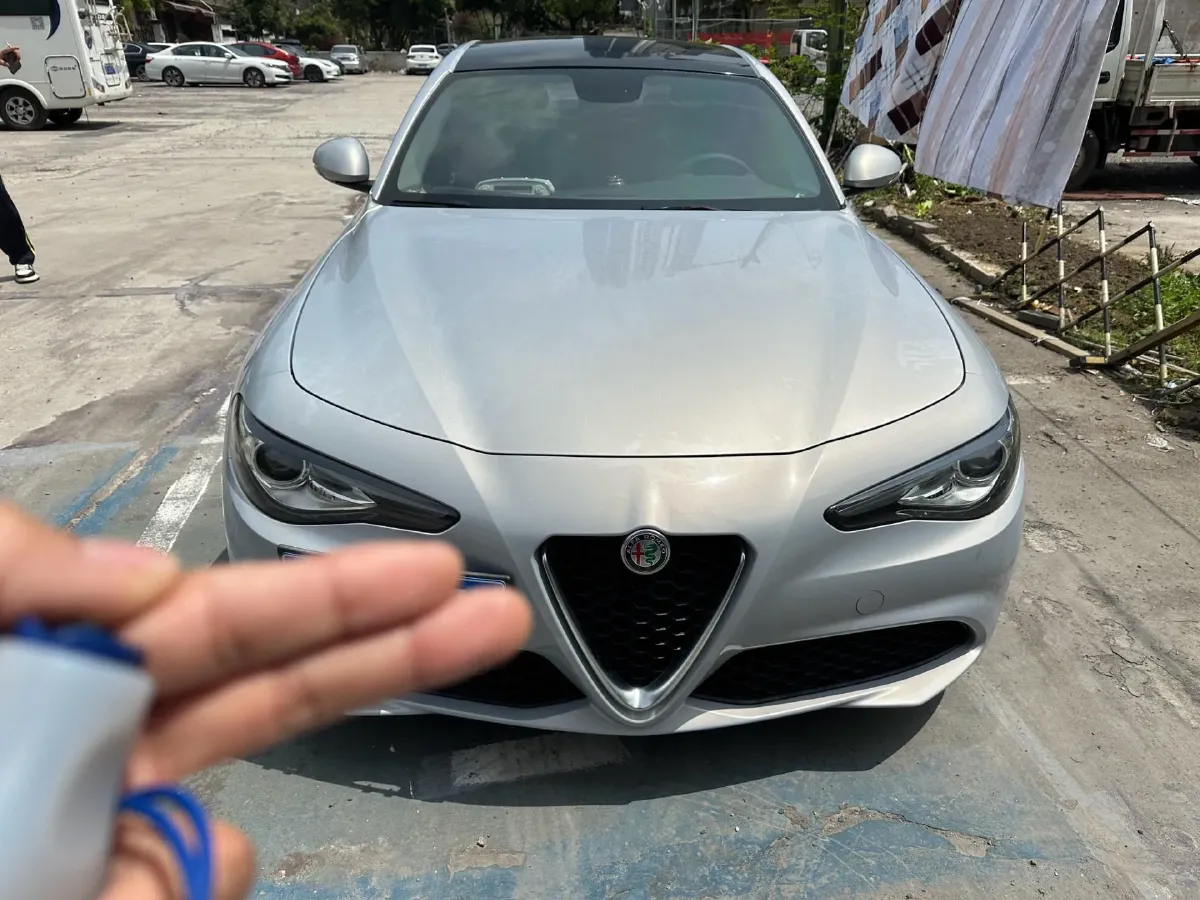 2020 Alfa Romeo Giulia 2.0T 280HP L4 8AT,autocango,china used car exporter,china ev exporter,chinese used car exporter,chinese used ev exporter