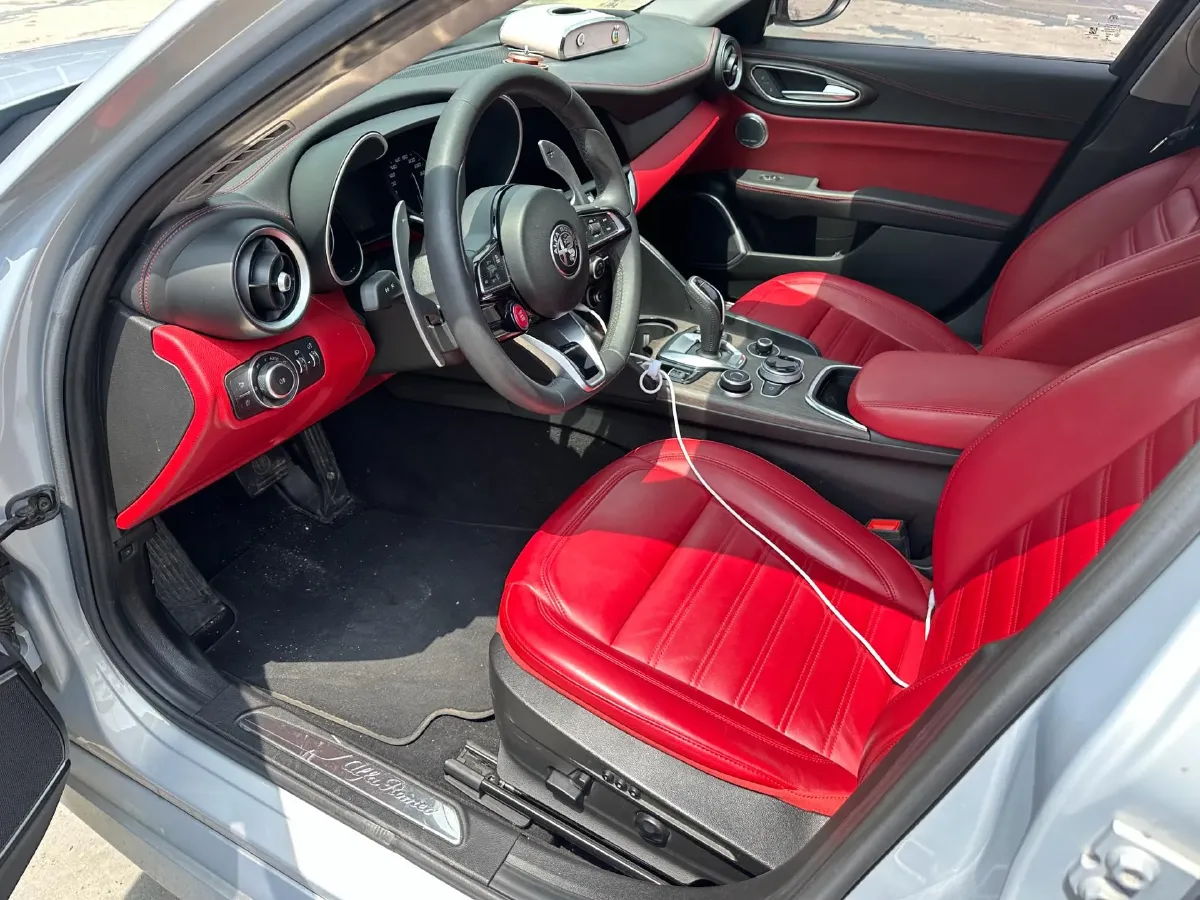 2020 Alfa Romeo Giulia 2.0T 280HP L4 8AT,autocango,china used car exporter,china ev exporter,chinese used car exporter,chinese used ev exporter