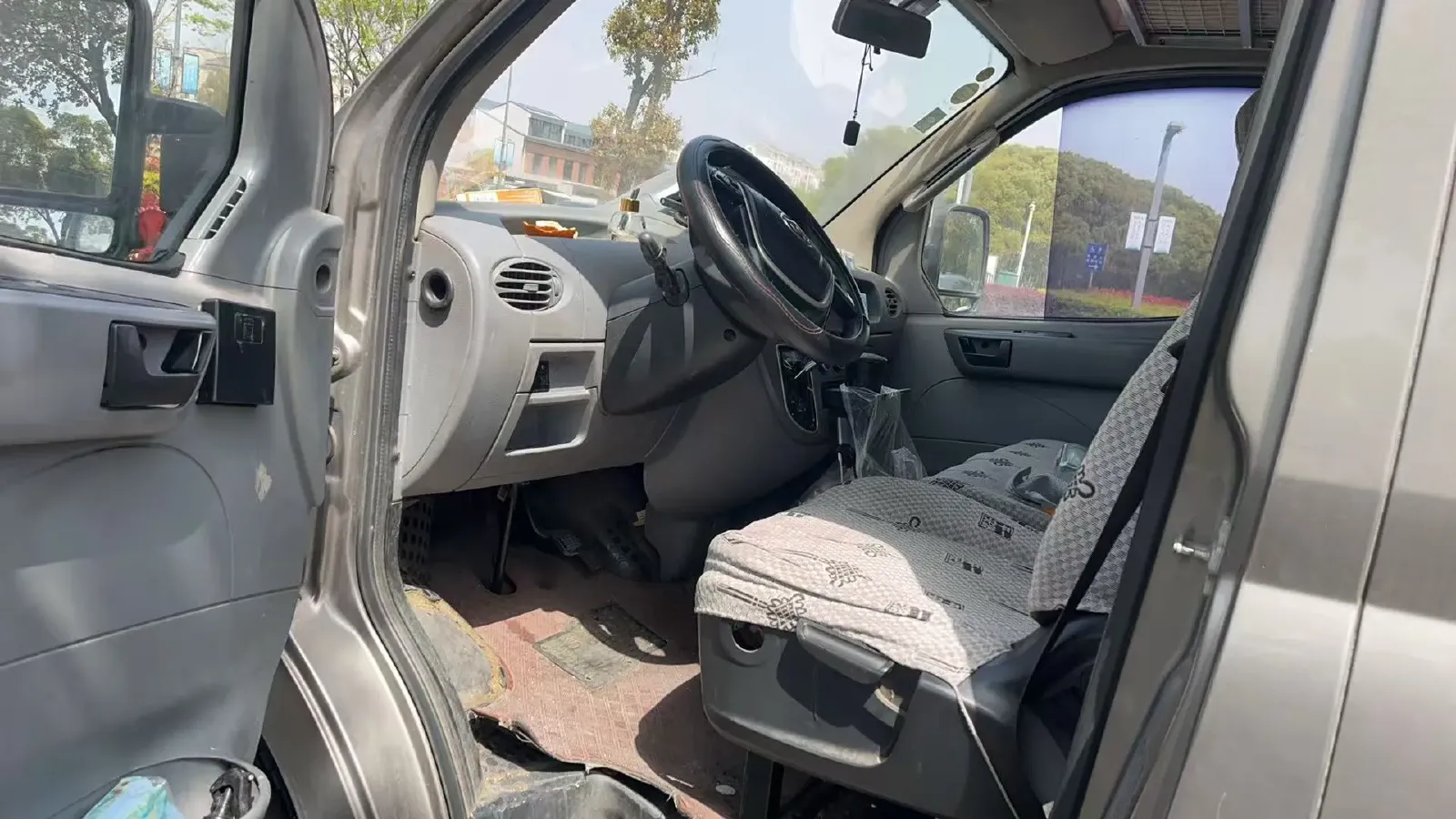 2019 MAXUS XinTu V80 2.0T 139HP L4 6MT,autocango,china used car exporter,china ev exporter,chinese used car exporter,chinese used ev exporter