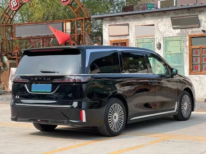 2025 Voyah Dream 1.5T 150HP L4 PHEV 41.7KWH,autocango,china used car exporter,china ev exporter,chinese used car exporter,chinese used ev exporter