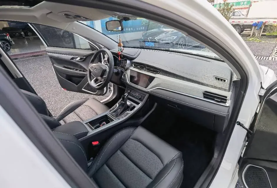 2021 BaoJun 530 1.5T 147HP L4 CVT,autocango,china used car exporter,china ev exporter,chinese used car exporter,chinese used ev exporter