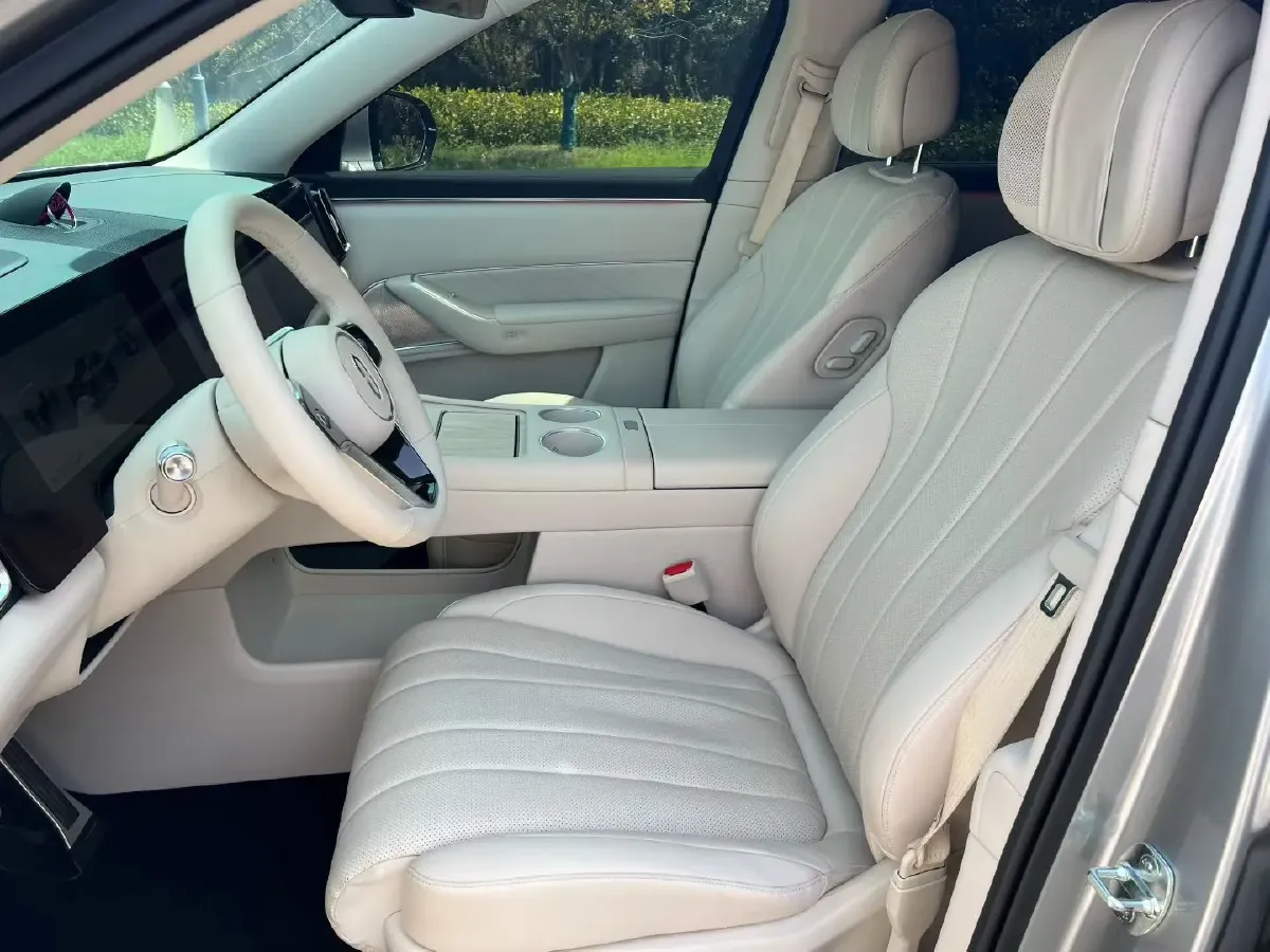 2025 AITO AITO M8 REEV 160HP REEV 53.4KWH,autocango,china used car exporter,china ev exporter,chinese used car exporter,chinese used ev exporter