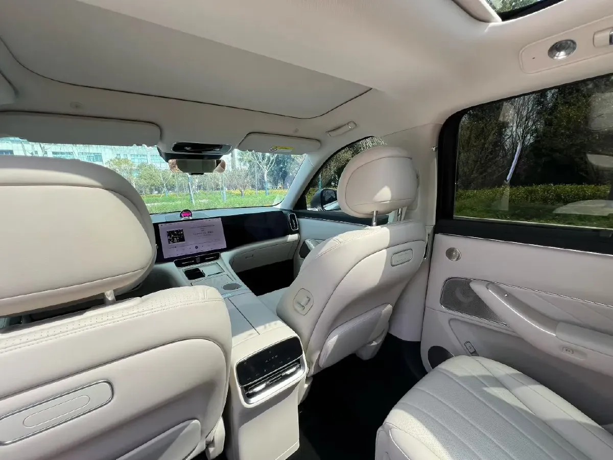 2025 AITO AITO M8 REEV 160HP REEV 53.4KWH,autocango,china used car exporter,china ev exporter,chinese used car exporter,chinese used ev exporter