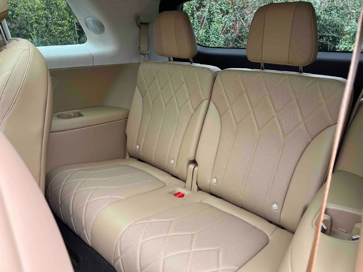 2025 AITO AITO M8 REEV 160HP REEV 53.4KWH,autocango,china used car exporter,china ev exporter,chinese used car exporter,chinese used ev exporter