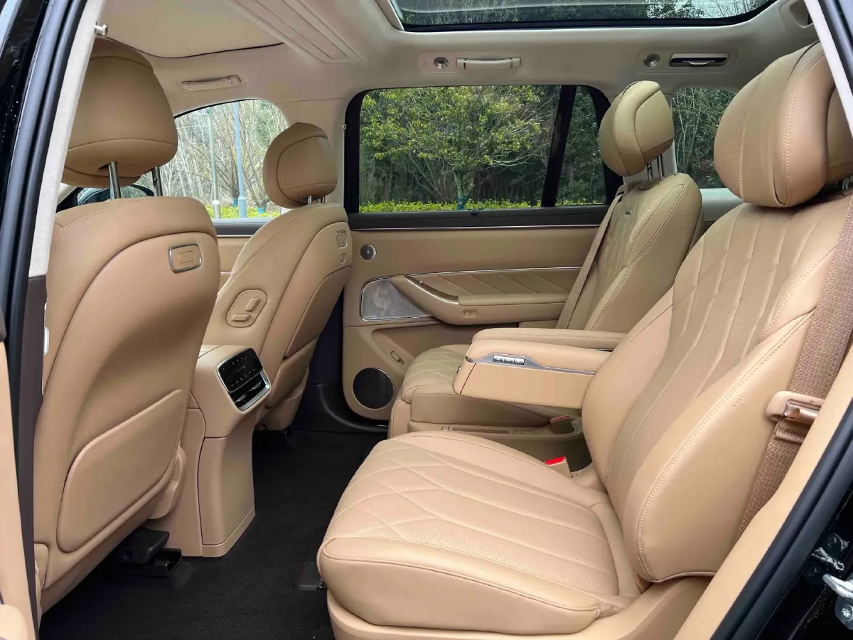 2025 AITO AITO M8 REEV 160HP REEV 53.4KWH,autocango,china used car exporter,china ev exporter,chinese used car exporter,chinese used ev exporter