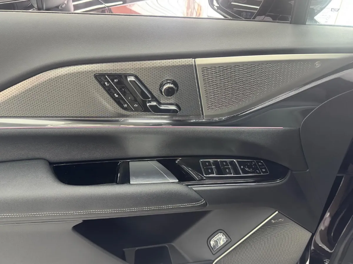 2025 Cadillac XT5 2.0T 237HP L4 9AT,autocango,china used car exporter,china ev exporter,chinese used car exporter,chinese used ev exporter