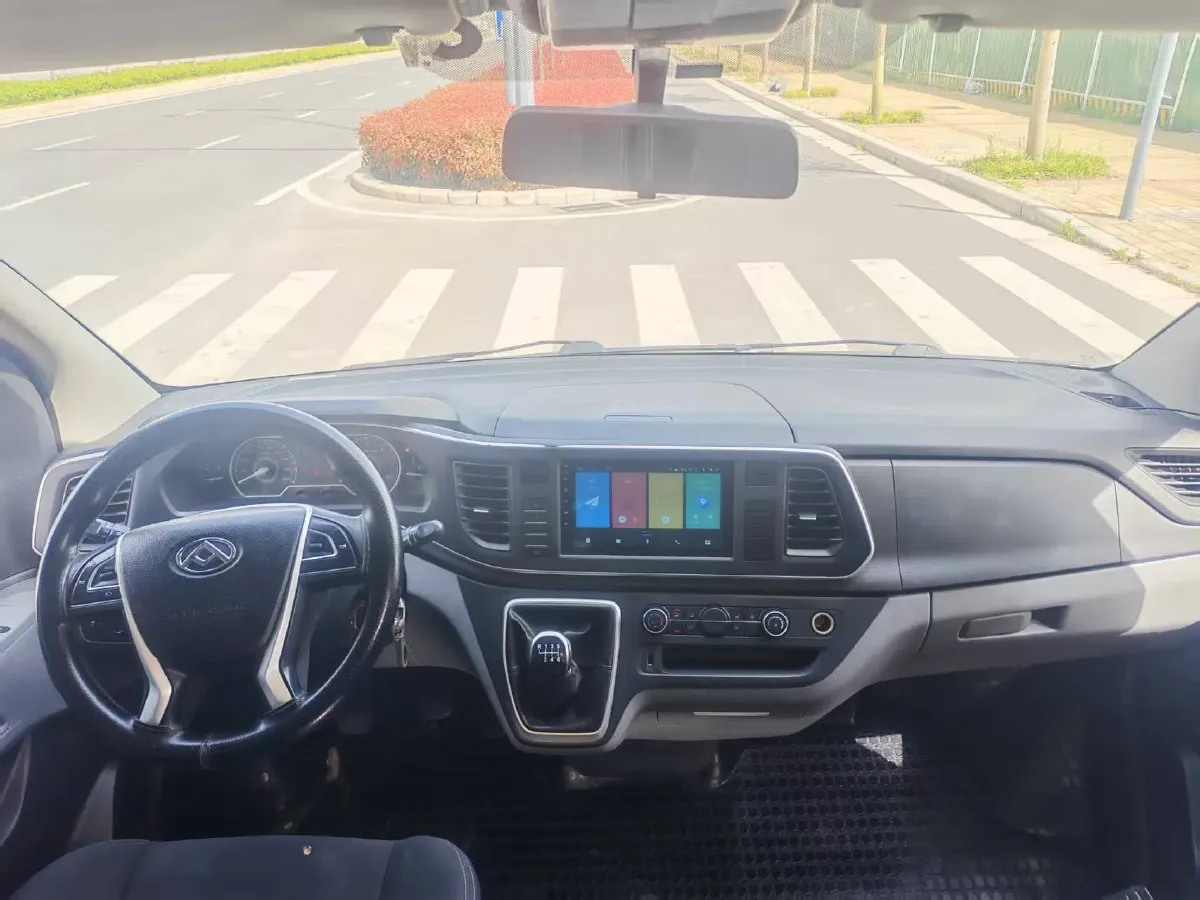 2023 MAXUS XinTu V80 2.0T 127HP L4 6MT,autocango,china used car exporter,china ev exporter,chinese used car exporter,chinese used ev exporter