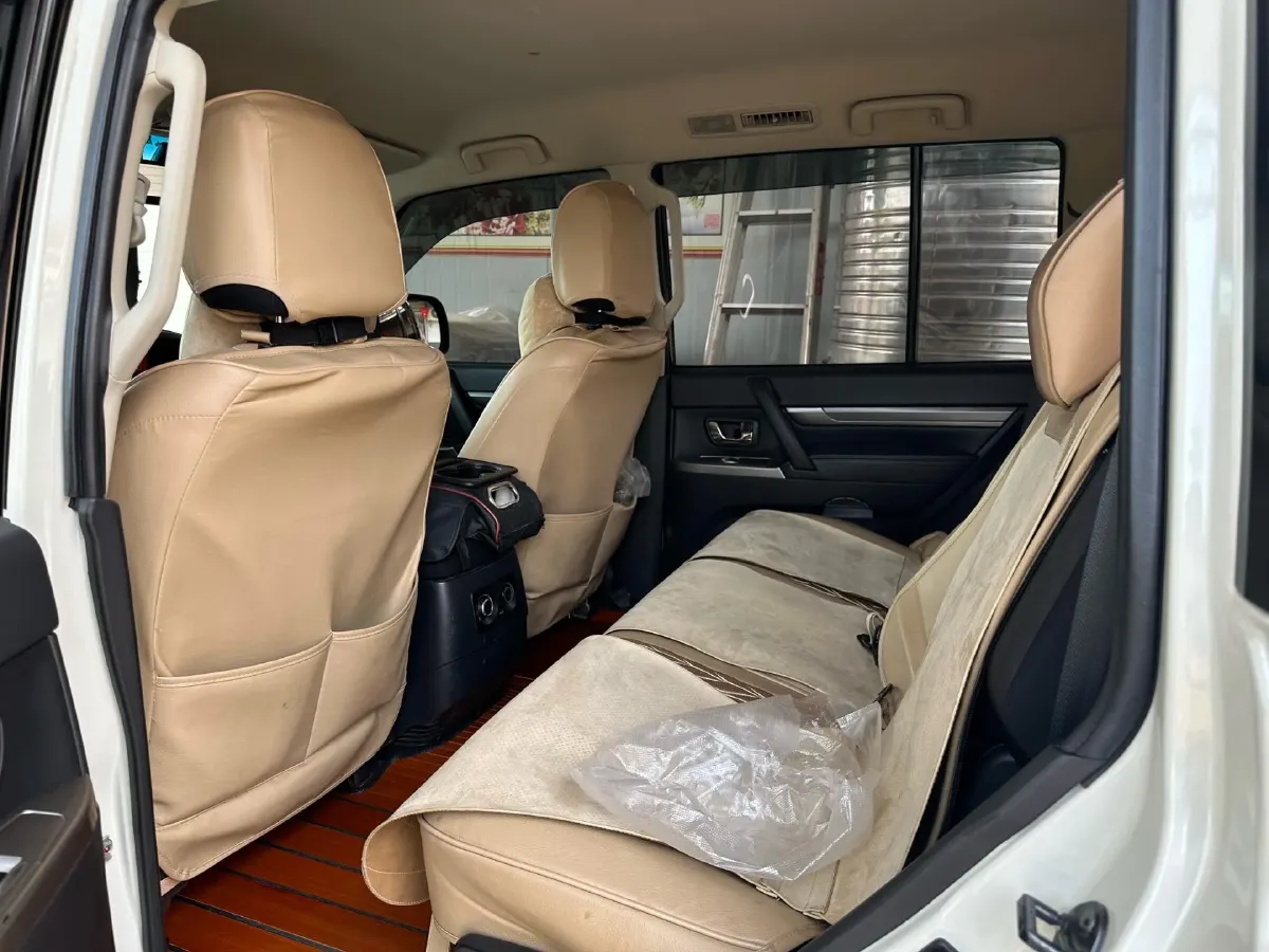 2020 Mitsubishi Pajero 3.0L 174HP V6 5AT,autocango,china used car exporter,china ev exporter,chinese used car exporter,chinese used ev exporter