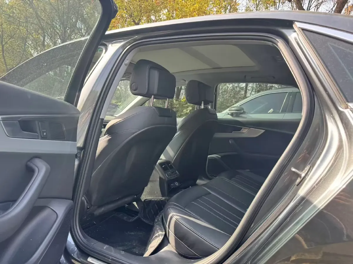 2023 Audi A4L 2.0T 190HP L4 7DCT,autocango,china used car exporter,china ev exporter,chinese used car exporter,chinese used ev exporter