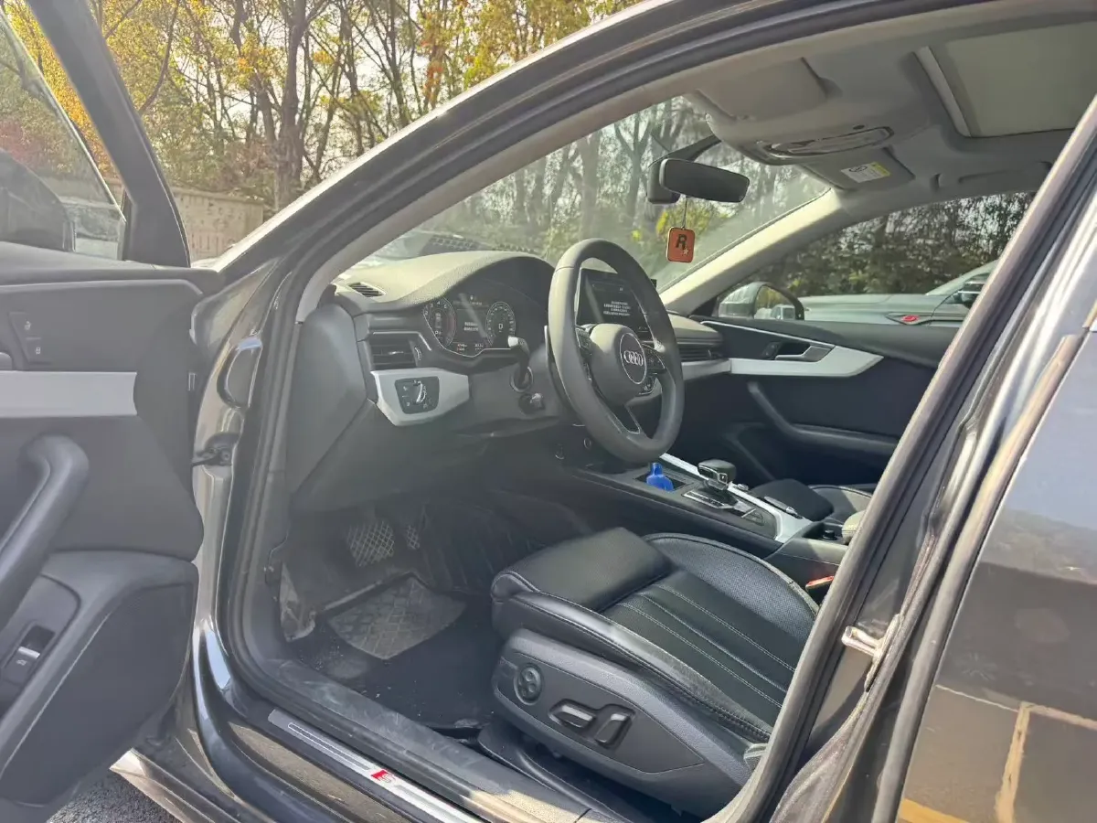 2023 Audi A4L 2.0T 190HP L4 7DCT,autocango,china used car exporter,china ev exporter,chinese used car exporter,chinese used ev exporter