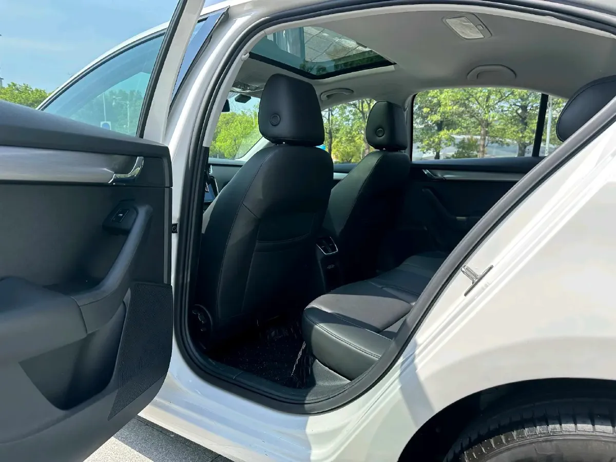 2020 Skoda Octavia 1.5L 113HP L4 6AT,autocango,china used car exporter,china ev exporter,chinese used car exporter,chinese used ev exporter