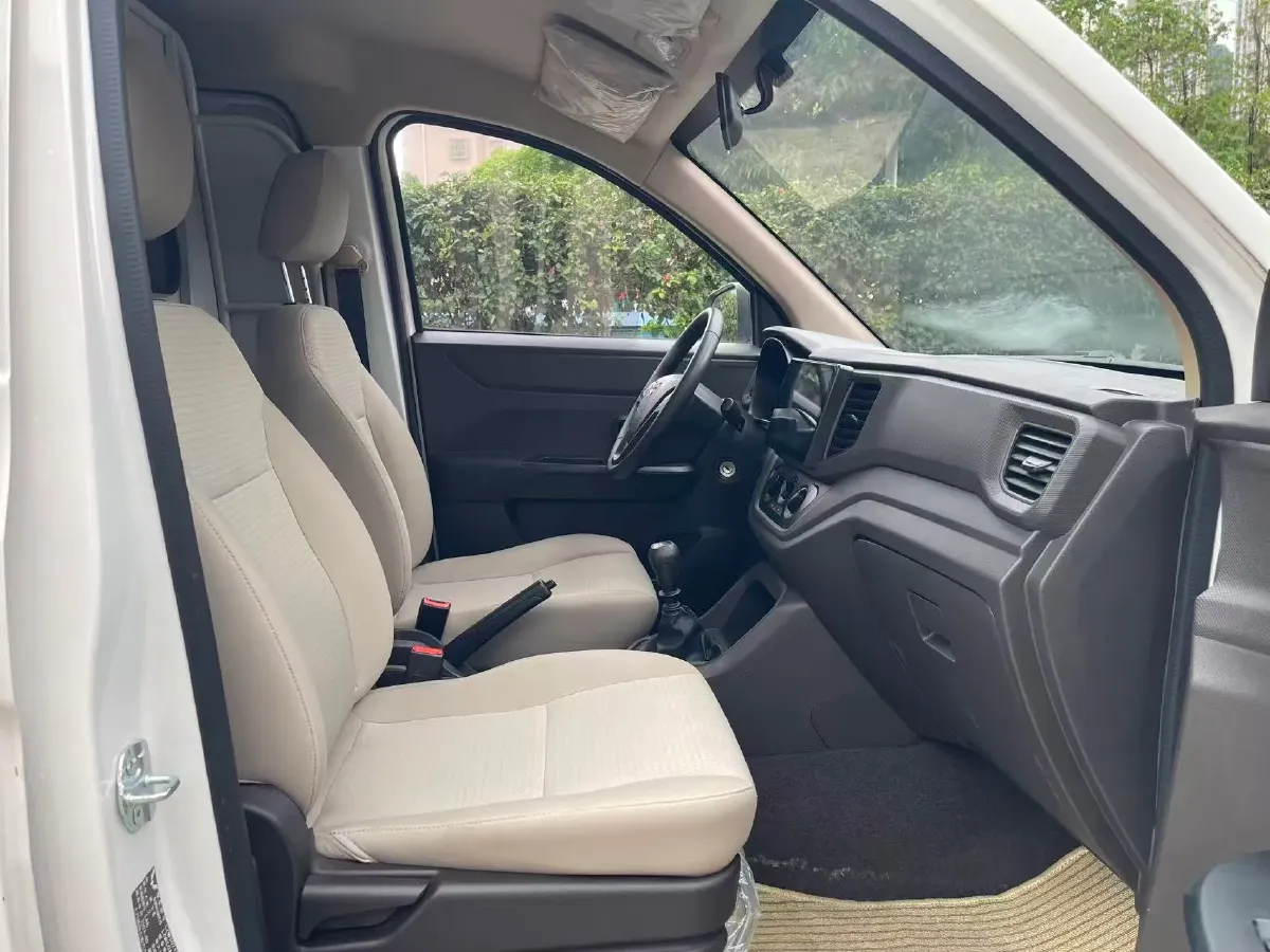 2021 WuLing HongGuang V 1.5L 99HP L4 6MT,autocango,china used car exporter,china ev exporter,chinese used car exporter,chinese used ev exporter