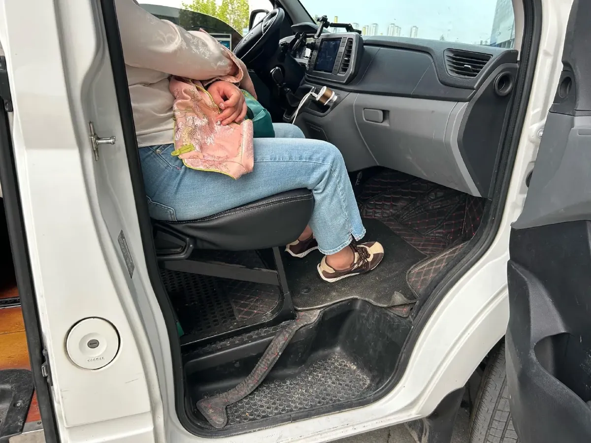 2023 MAXUS XinTu V80 2.0T 139HP L4 6MT,autocango,china used car exporter,china ev exporter,chinese used car exporter,chinese used ev exporter