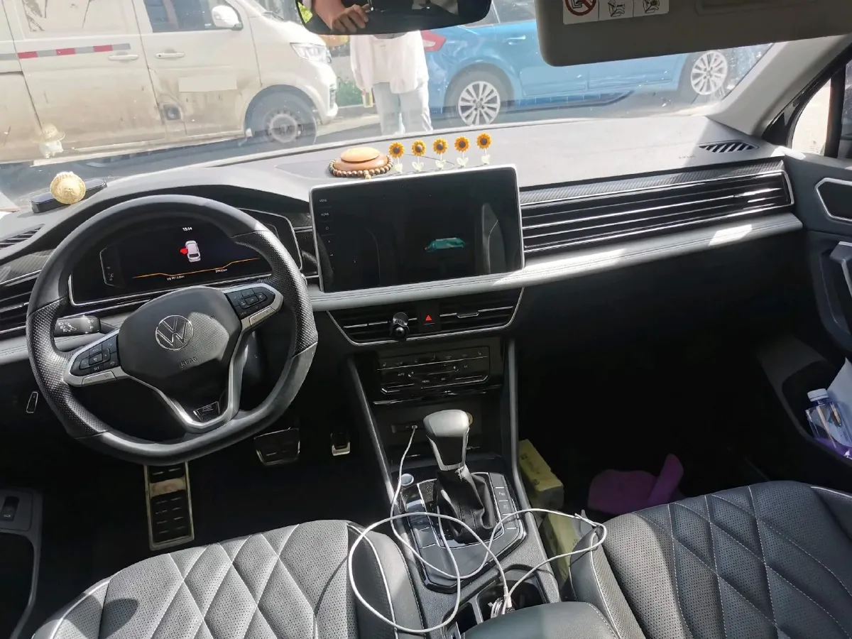 2024 Volkswagen Tiguan L 2.0T 186HP L4 7DCT,autocango,china used car exporter,china ev exporter,chinese used car exporter,chinese used ev exporter