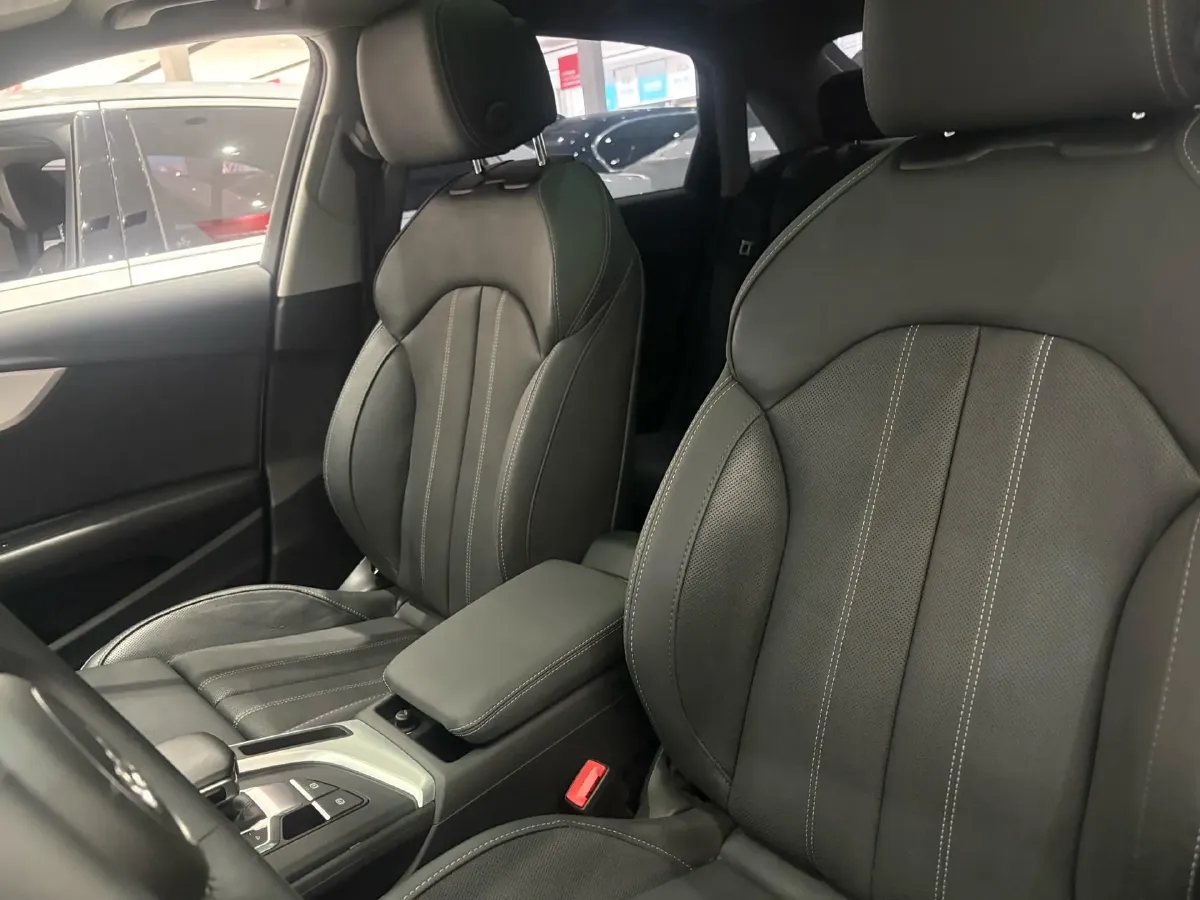 2022 Audi A4L 2.0T 190HP L4 7DCT,autocango,china used car exporter,china ev exporter,chinese used car exporter,chinese used ev exporter