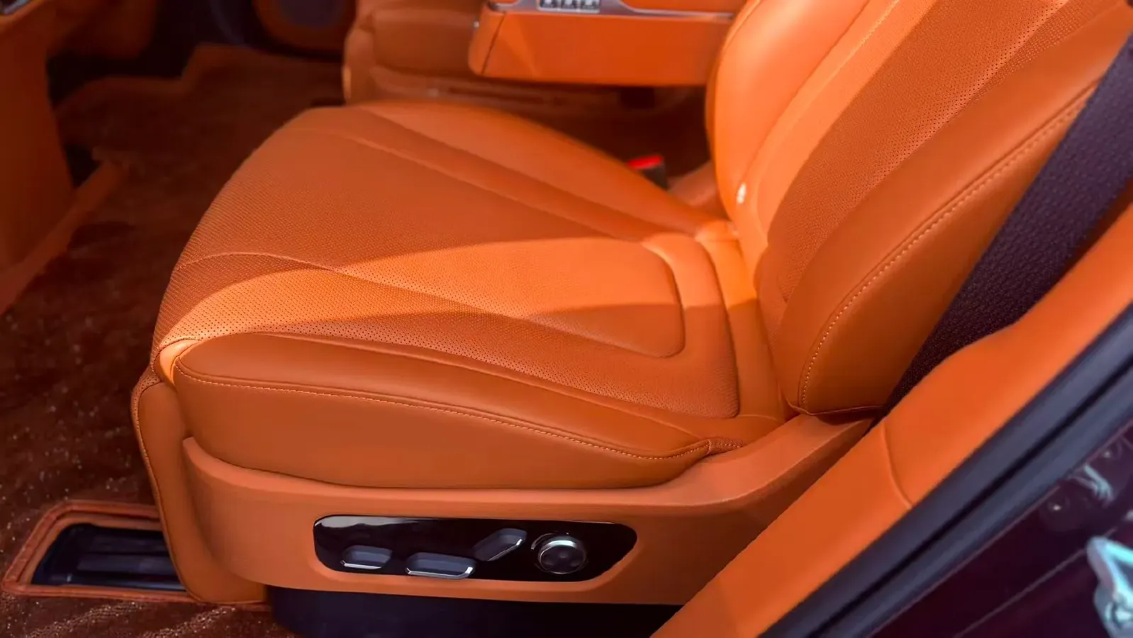 2025 AITO AITO M9 REEV 160HP REEV 52KWH,autocango,china used car exporter,china ev exporter,chinese used car exporter,chinese used ev exporter