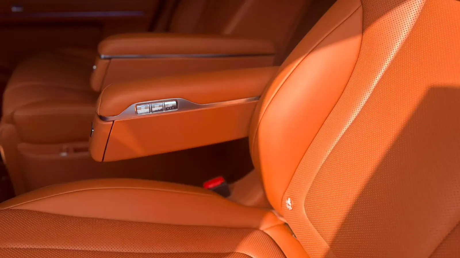 2025 AITO AITO M9 REEV 160HP REEV 52KWH,autocango,china used car exporter,china ev exporter,chinese used car exporter,chinese used ev exporter